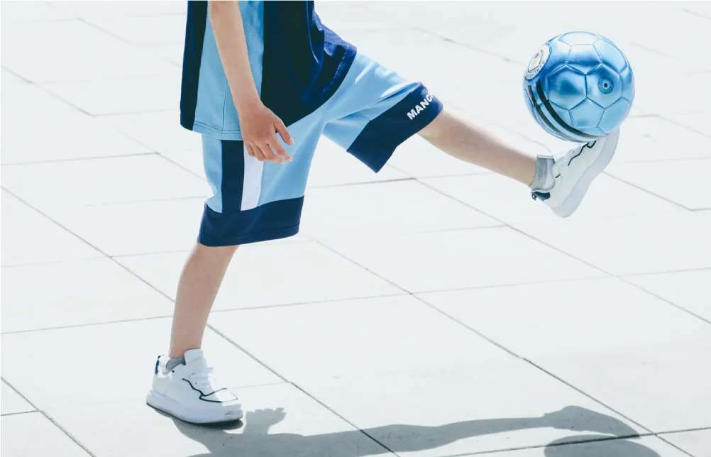 マンチェスター・シティFC切り替えハーフパンツのサイドメッシュとロゴのクローズアップ