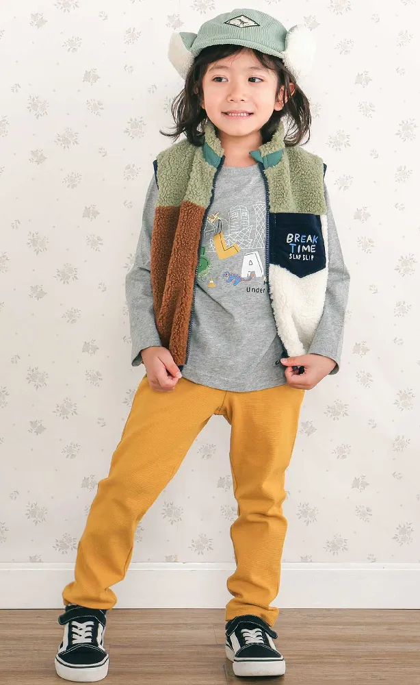 男の子の子供服 リバーシブルボアベストとテーパードパンツのコーディネート