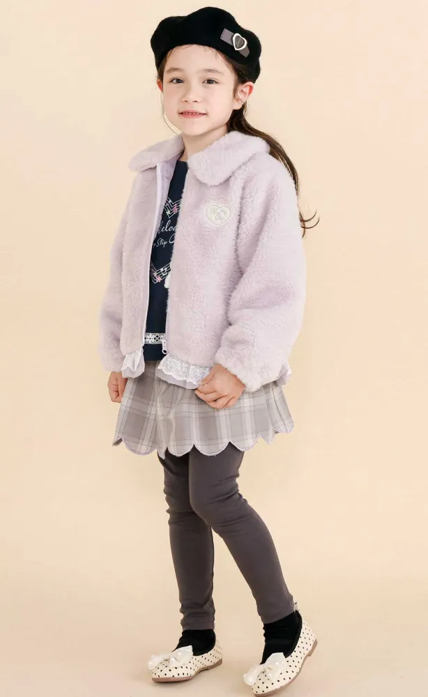 女の子の子供服 裾レース襟付きボアジャケットとチェック柄スカラップスカッツのコーディネート