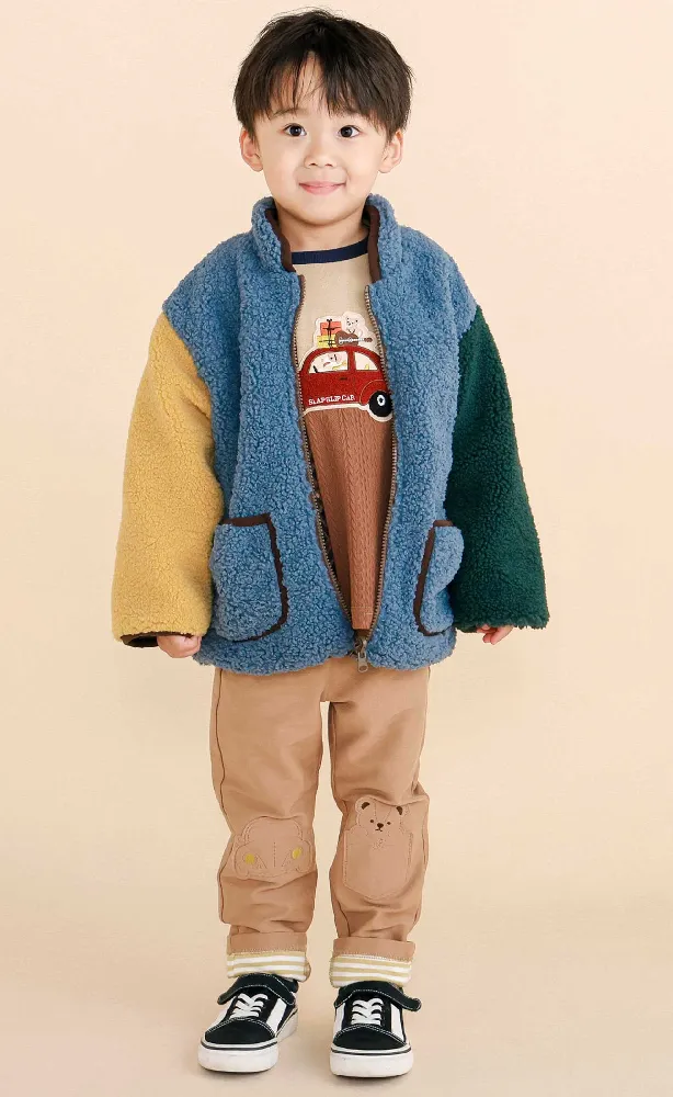 男の子の子供服 リバーシブルボアジャケットとパンツのコーディネート