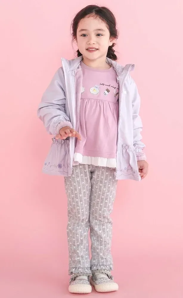 【20℃におすすめ】3WAYジャケットとスカラップモチーフTシャツ、総柄パンツの女の子向け秋の重ね着コーデ