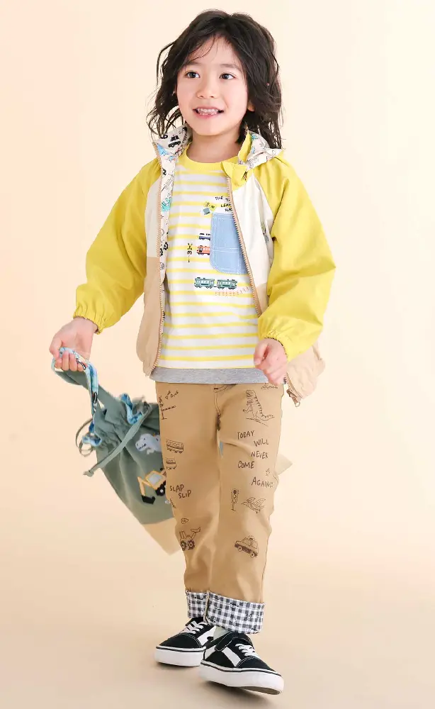 【20℃におすすめ】はたらく車・恐竜ラグランリバーシブルタフタジャケット&レイヤード風デニムポケット天竺長袖Ｔシャツ&裾折り返しプリントストレッチツイルパンツコーデ