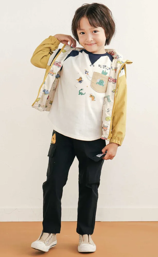 【20℃におすすめ】リバーシブルジャケットとラグランTシャツ、ストレッチツイルパンツの男の子向け秋の重ね着コーデ