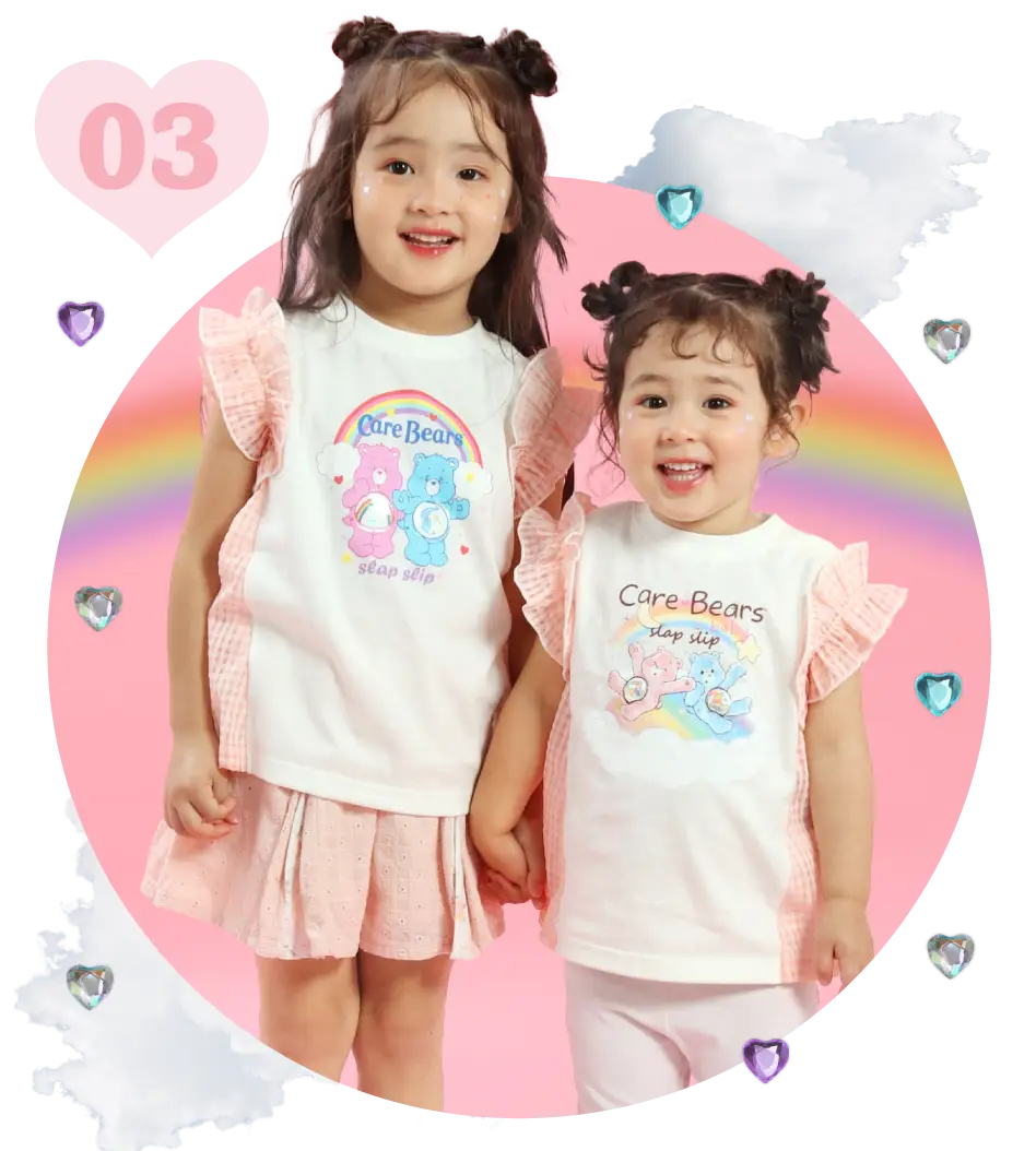 SLAP SLIP（スラップスリップ）ケアベアコラボ：ノースリーブプリントTシャツを着用する子供