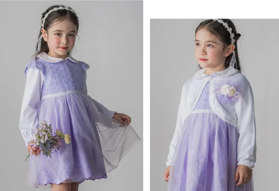 パープルワンピースのセレモニーコーデにカチューシャとコサージュをプラスした小物の着用写真