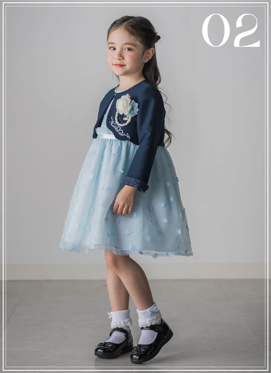 SLAP SLIP ラメチュールワンピースと紺の刺しゅうボレロを着用した清楚なセレモニーコーデ