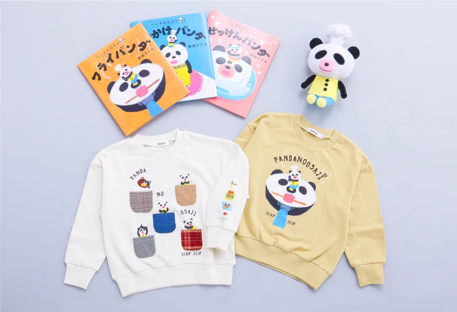 パンダのおさじトレーナーのポケットからのぞくくまのクーさんとパンダのおさじの刺繍ディテール