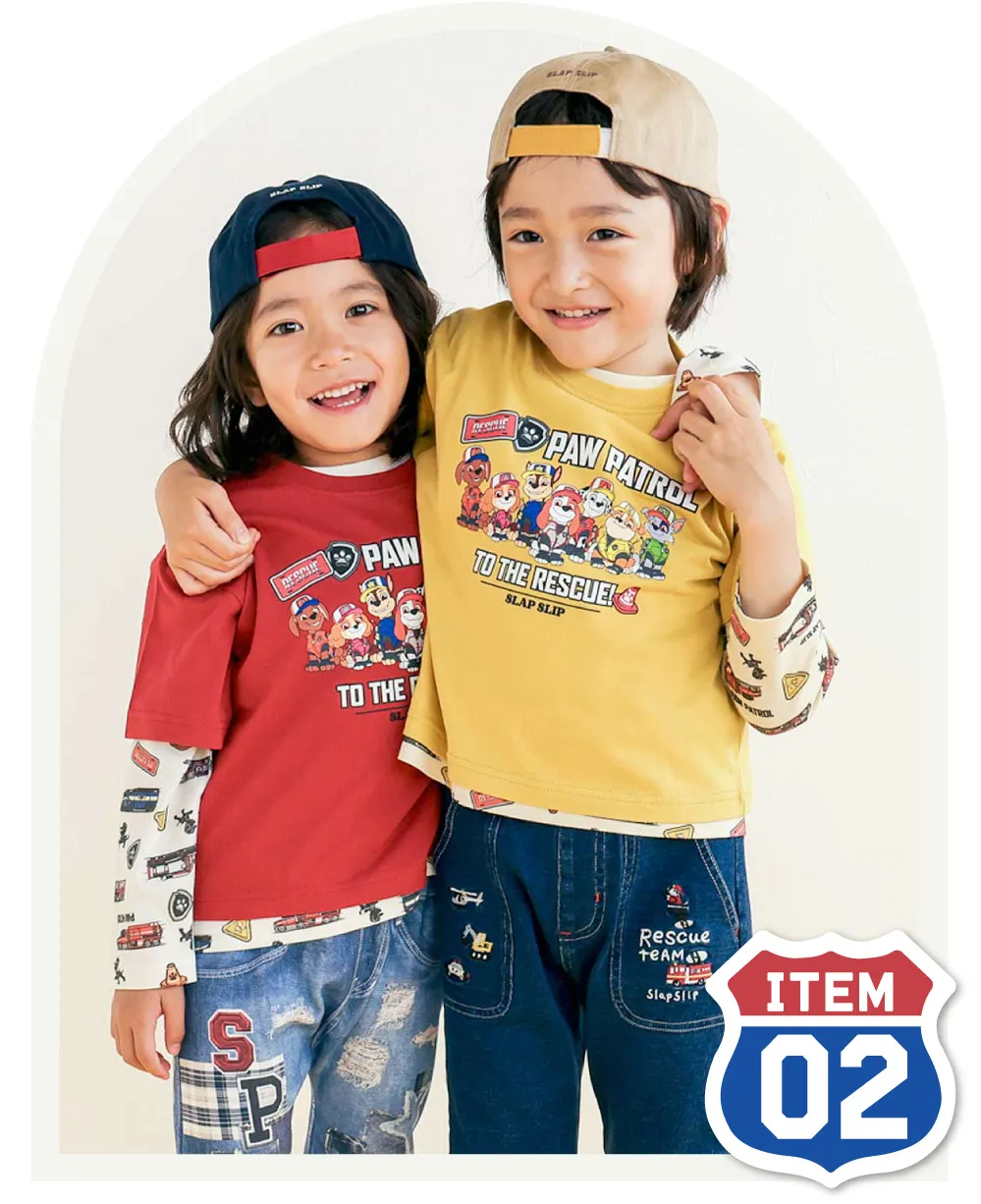 SLAP SLIP（スラップスリップ）パウ・パトロール「ビッグトラック」デザイン半袖Tシャツ長袖Tシャツ2点セットを着用する子供