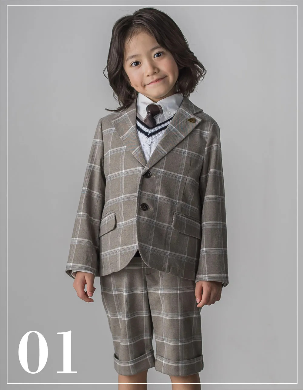 POLO BCS トラッドなスーツスタイル4点セット（ジャケット、パンツ、シャツ、ピンバッジ）の男の子モデル