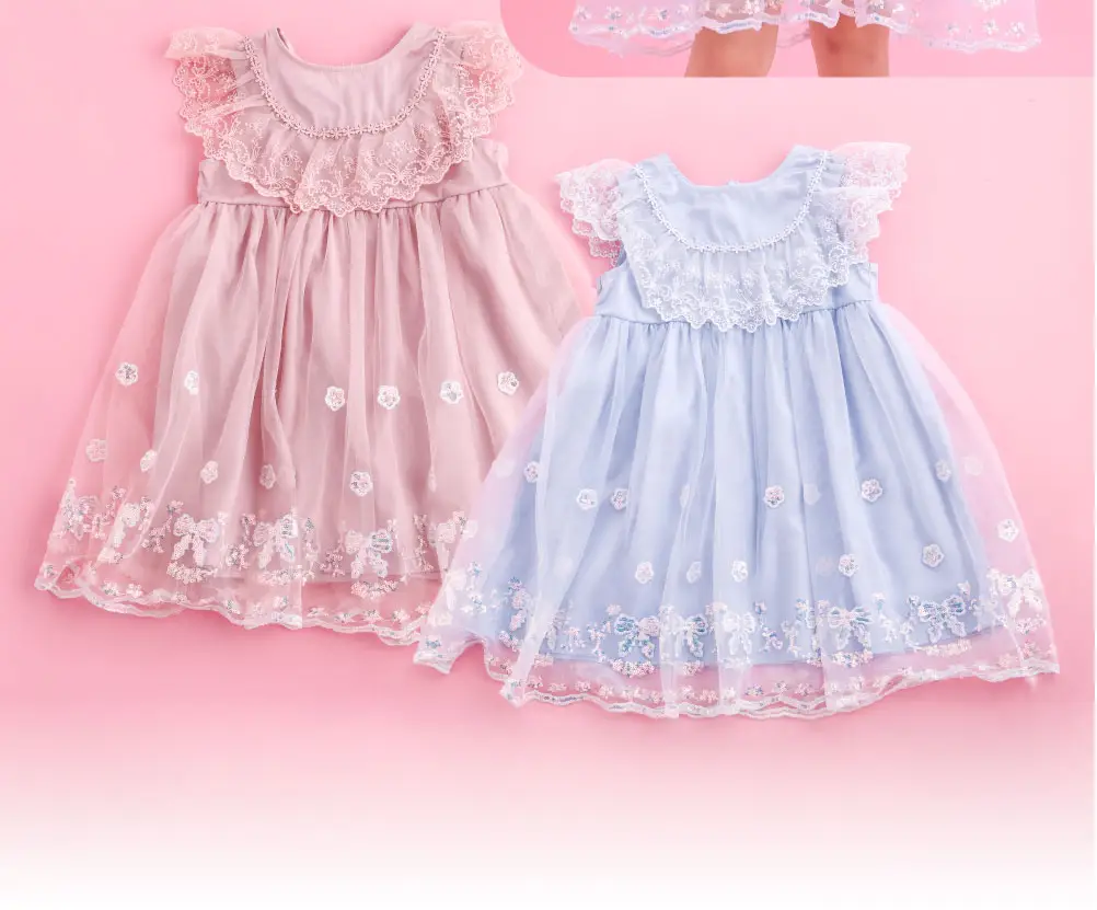 ワンピースの裾に施された繊細な刺しゅうとスパンコールのアップ