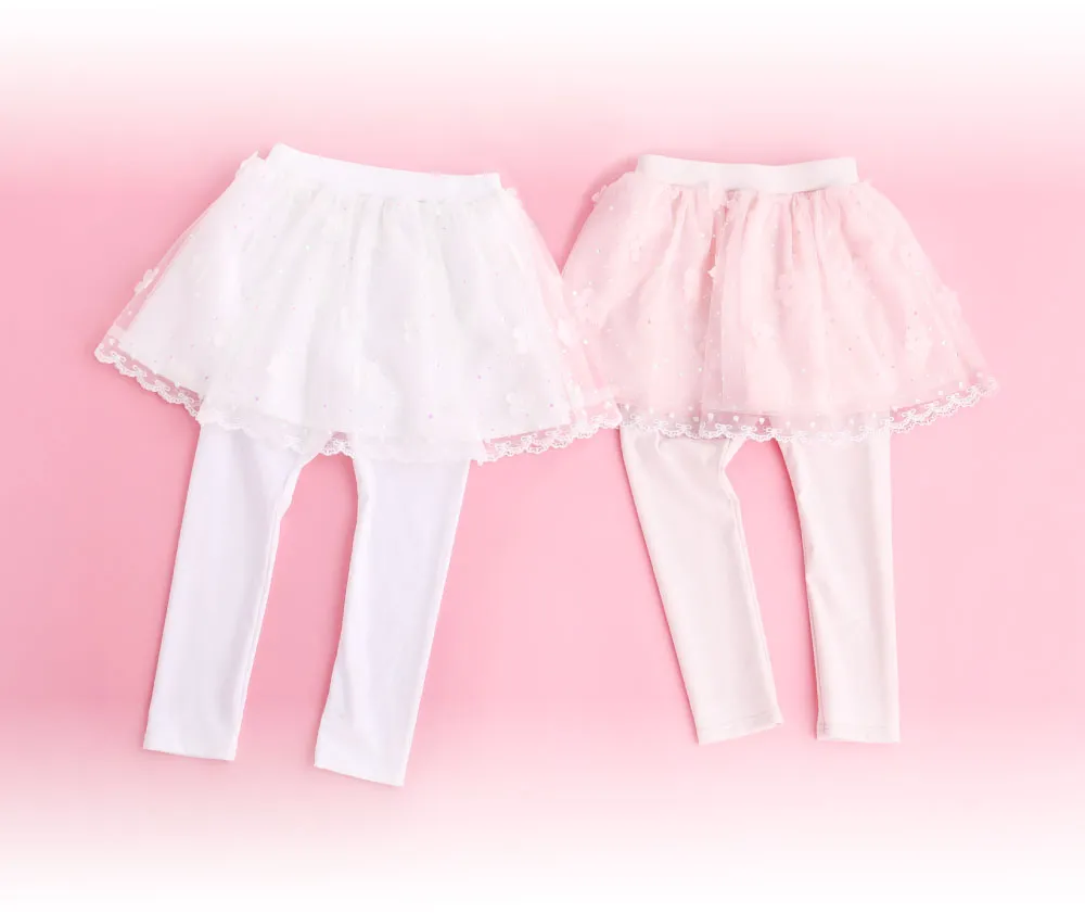 お花のモチーフとラメをあしらったチュールスカッツの着用カット