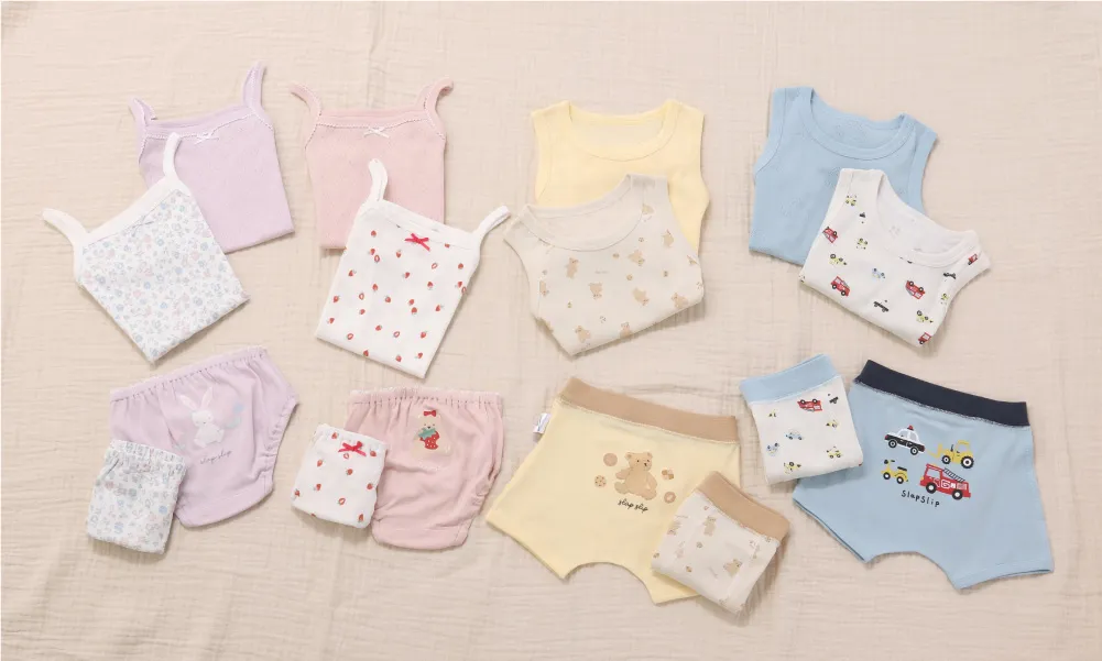 SLAP SLIP キッズ用肌着の着用イメージ - 女の子のキャミソールと男の子のタンクトップ