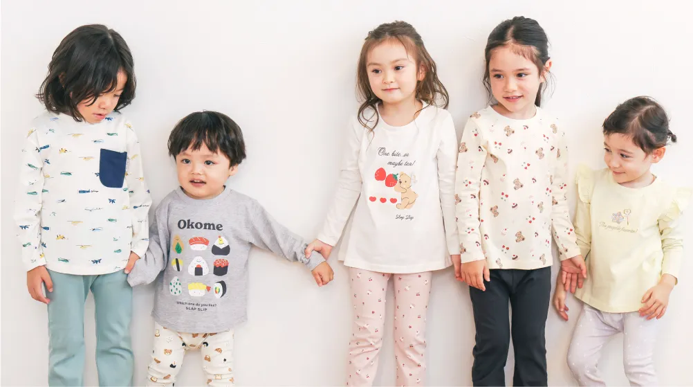 スララク防汚加工Tシャツを使った子供たちの可愛らしいファッションコーディネート例