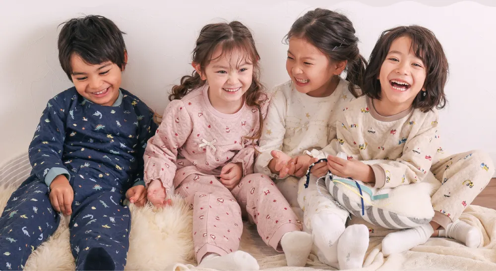 子供が活発に寝返りを打ってもずれない腹巻き一体型パジャマ