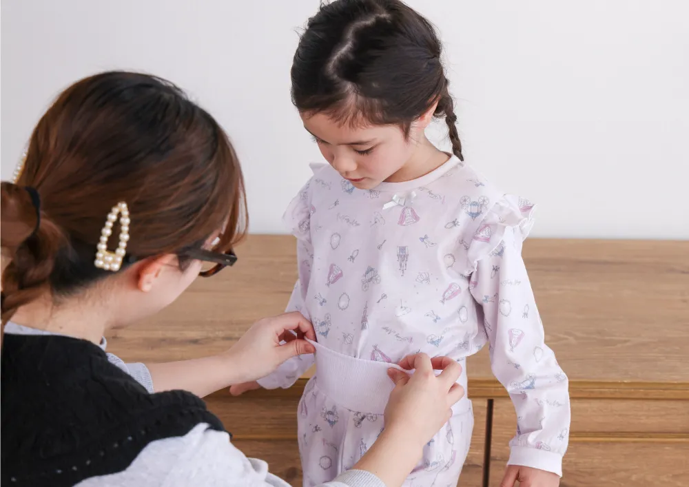 腹巻き一体型でも圧迫感のない自然な着心地（子ども着用イメージ）