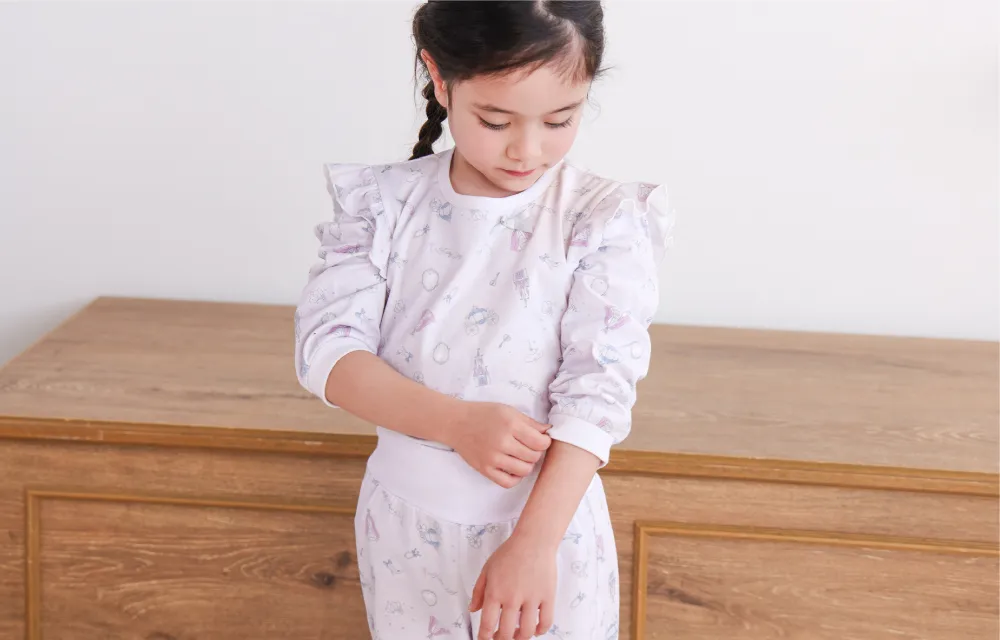 長袖みんみんパジャマの袖口リブで腕まくりをしているアップ画像（朝の洗顔時）