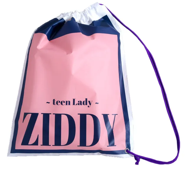 ZIDDY 25周年限定ショッパーを背負ったモデル