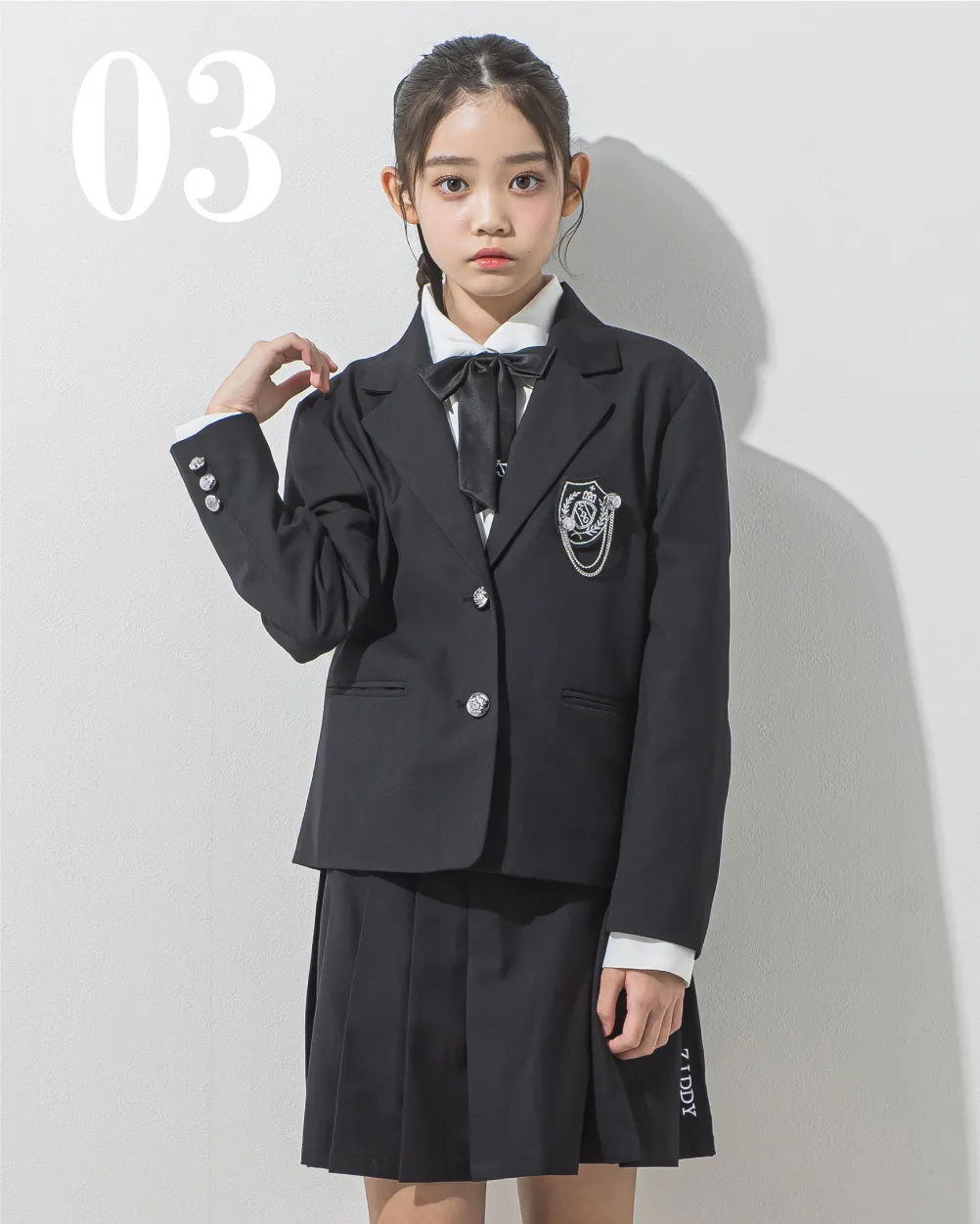 クールなブラックコーデ ZIDDYのエンブレムジャケットとブラックスカパンの韓国制服風卒服