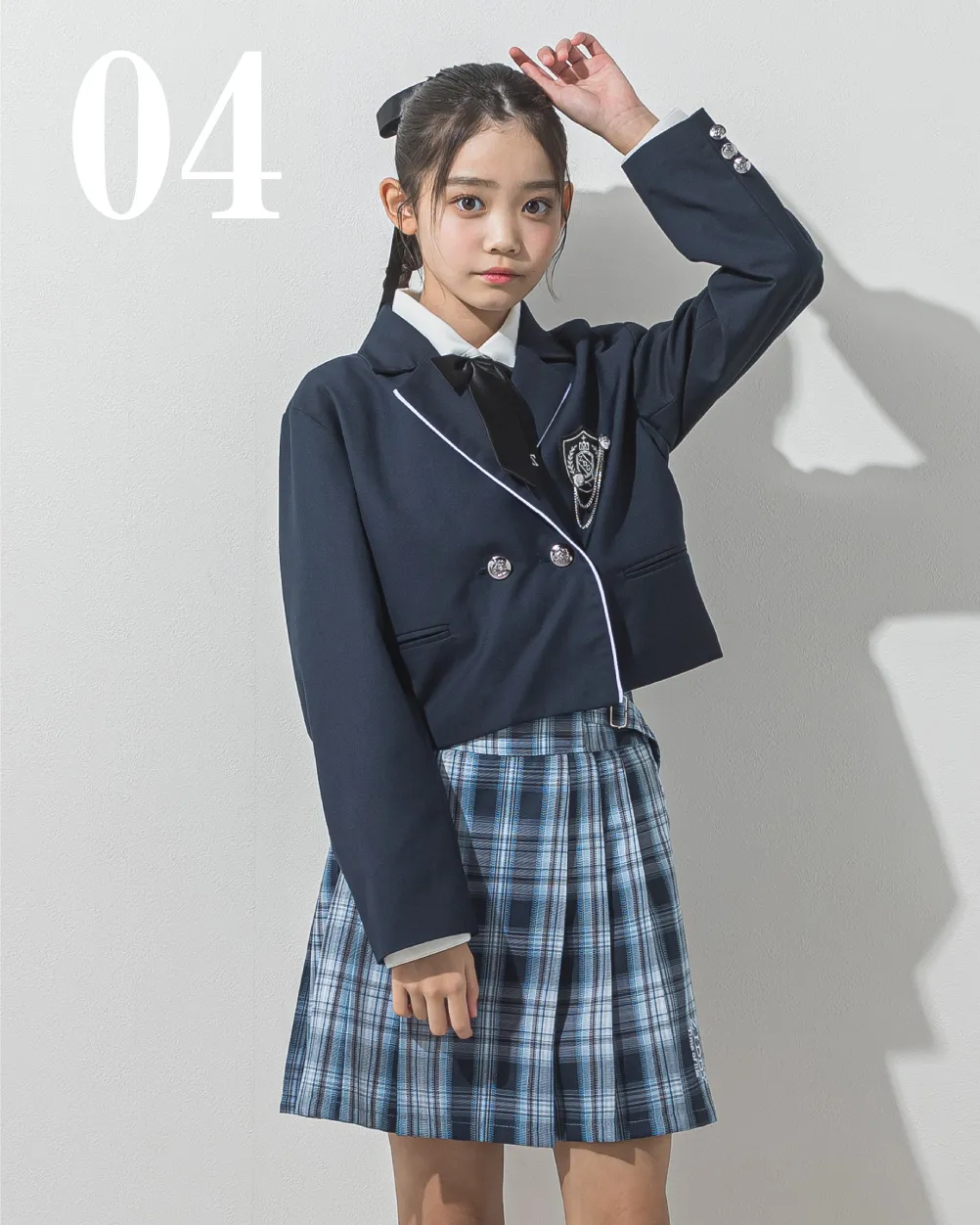 スタイルアップが叶う ZIDDYの短丈ショートジャケットとブルーチェックスカパンの卒服コーデ